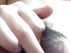 Karvainen aasialainen masturboi