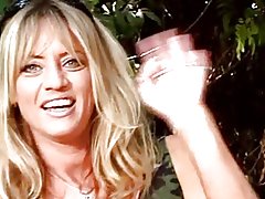 Punapää Aasian lesbo on tiukka pillu nuolaisi leikkisä ystävät puistossa