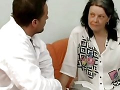 Karvainen kypsä munaa perse nuori sairaanhoitaja