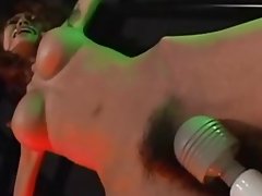 Petite Aasian sidottu ja leikitteli