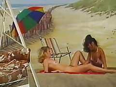 Kaksi lesbot pelaamalla beach taustaa